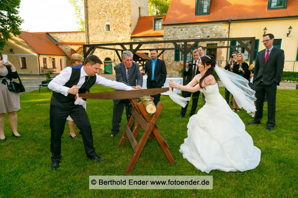 Holzsägen auf der Wasserburg in Gommern