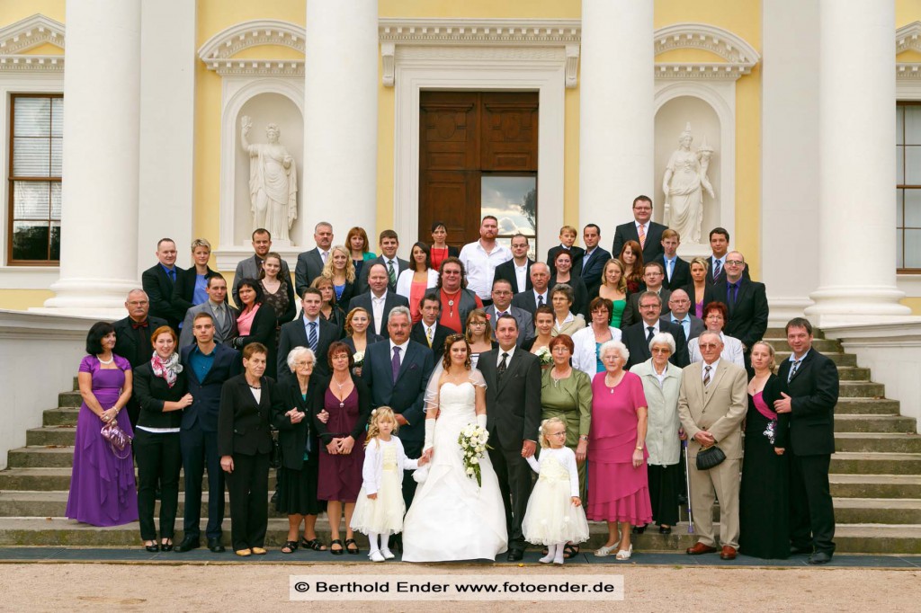 Hochzeits-Gruppenbild in Wörlitz: Fotostudio Ender