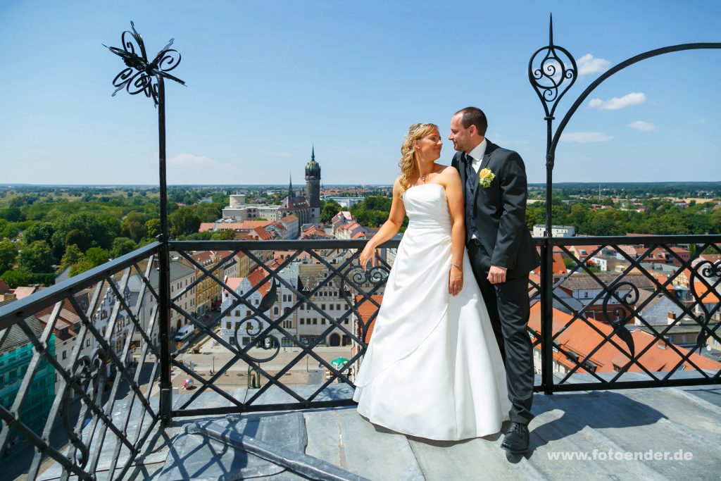 Brautpaar auf den Türmen der Stadtkirche Wittenberg