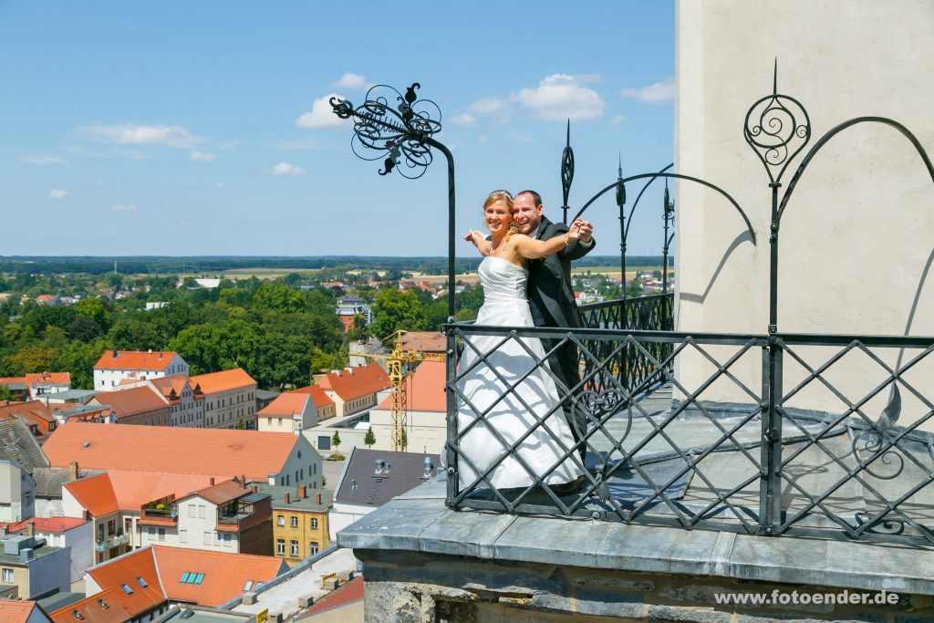 Brautpaar auf den Türmen der Stadtkirche Wittenberg