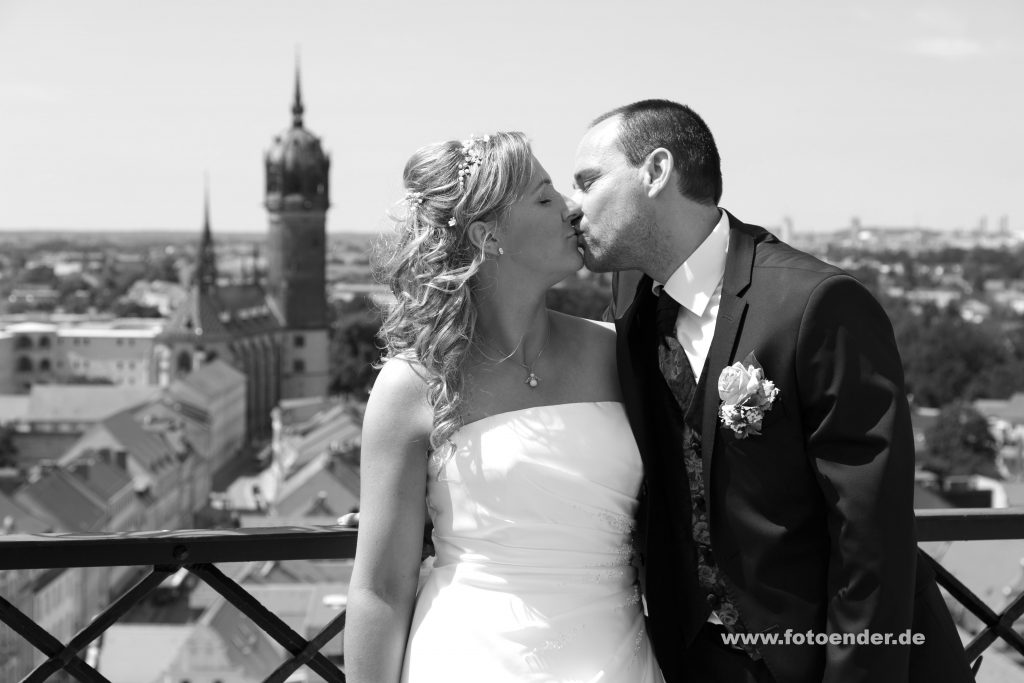 Brautpaar auf den Türmen der Stadtkirche Wittenberg