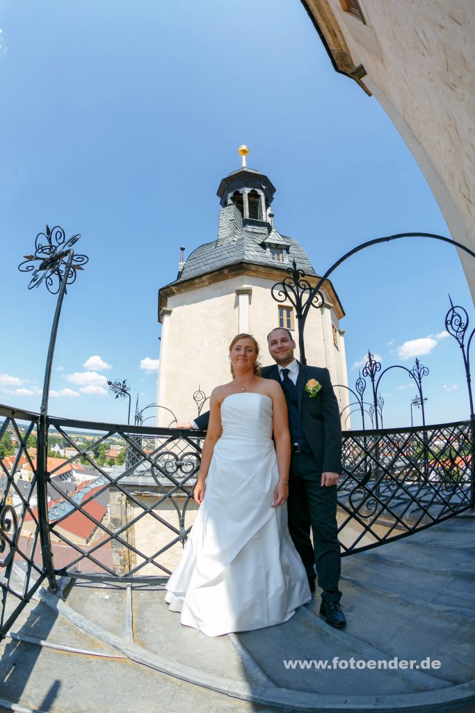 Brautpaar auf den Türmen der Stadtkirche Wittenberg