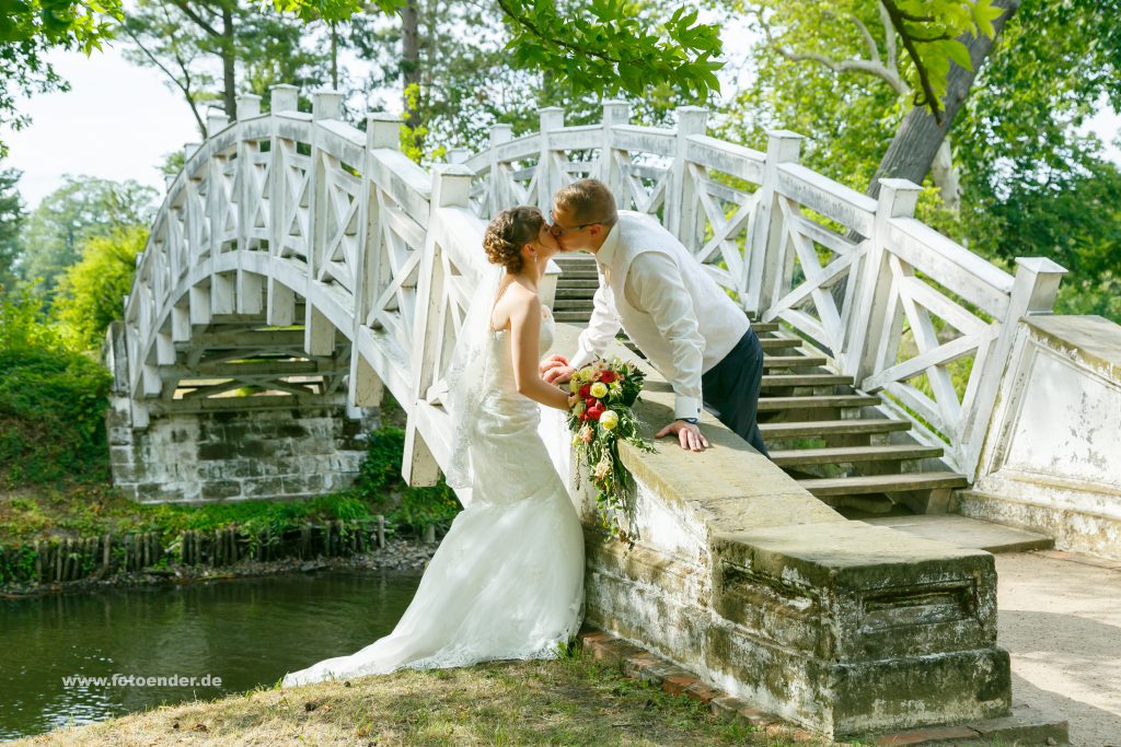 Brautpaar an der Weißen Brücke im Wörlitzer Park