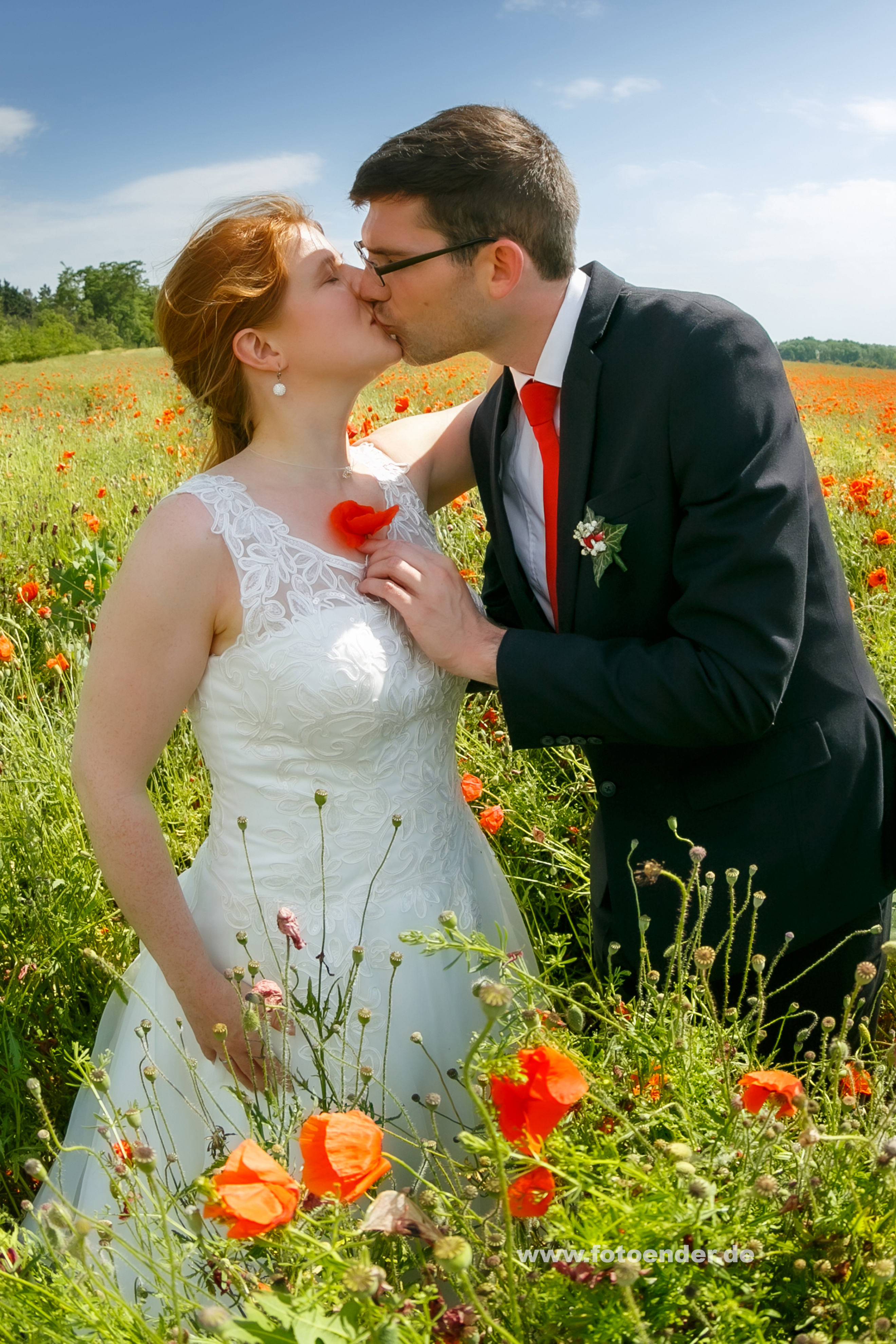 Heiraten in Köthen Brautpaar im Mohnfeld