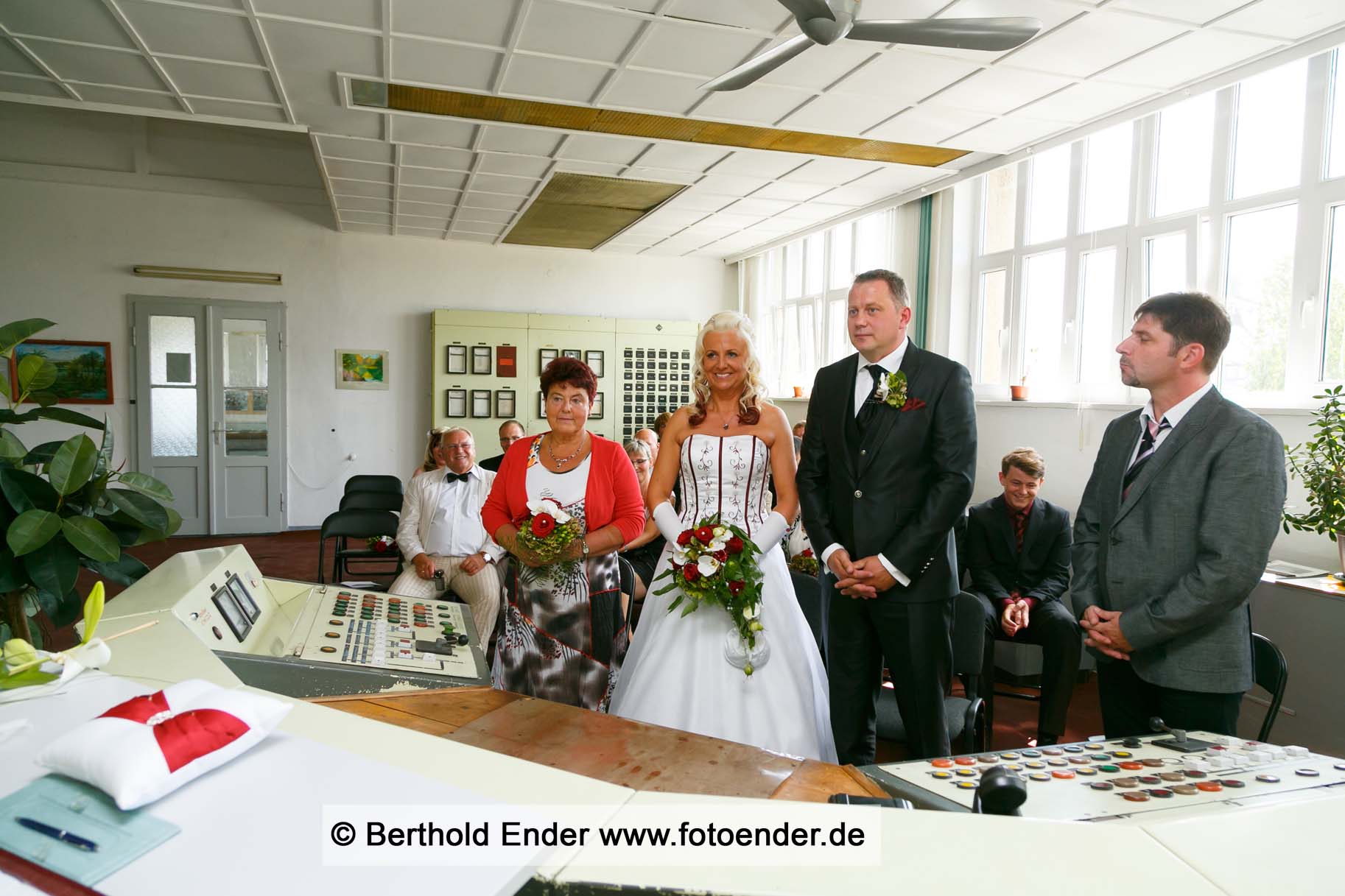 Hochzeitsfotos in Ferropolis, der Stadt aus Eisen -Fotostudio Ender, Oranienbaum-Wörlit