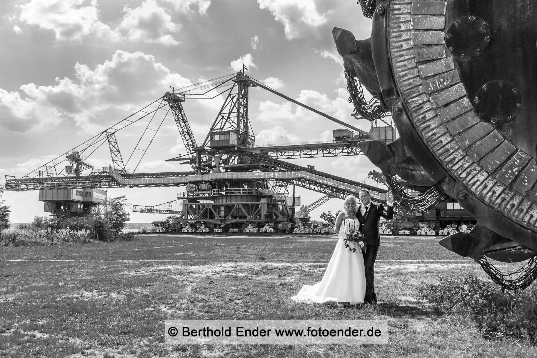 Hochzeitsfotos in Ferropolis, der Stadt aus Eisen -Fotostudio Ender, Oranienbaum-Wörlit
